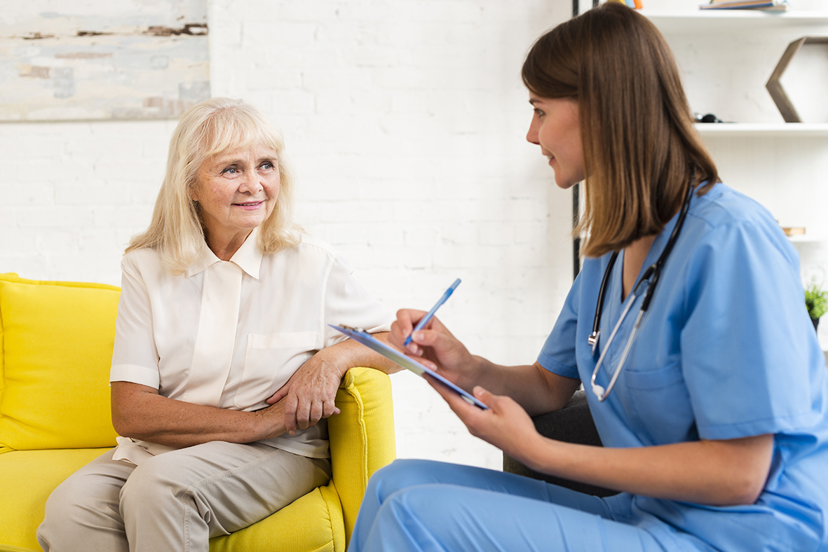 medium-shot-old-woman-caregiver-talking (1)